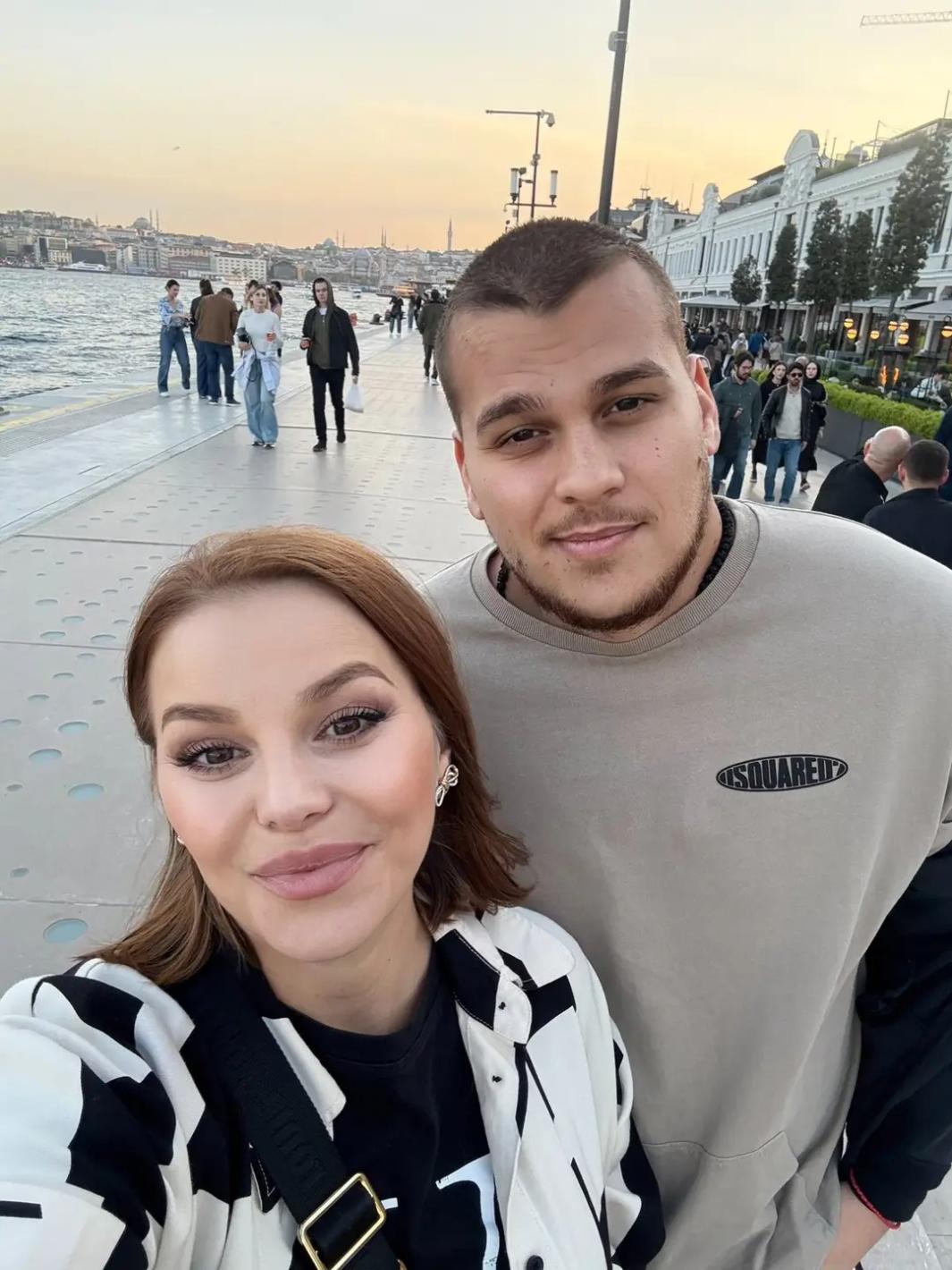 Деси Слава грее в Истанбул