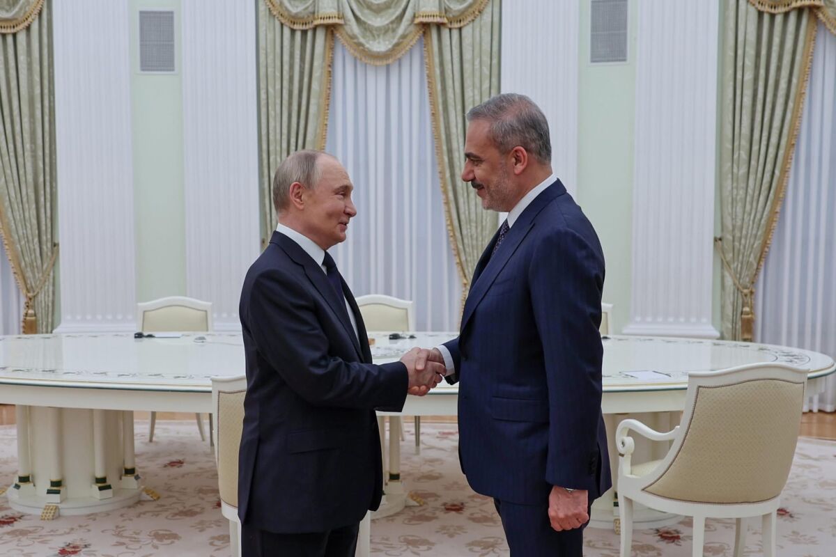 Путин и Хакан Фидан отрязаха Борисов и Пеевски за препродажбата на Турско – Български поток на Тръмп