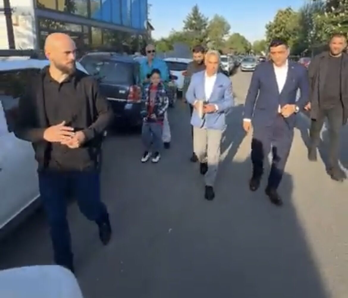 Тръмпистите Джордже Симион и Калин Джорджеску гласуваха заедно на първия кръг на президентските избори в Румъния!