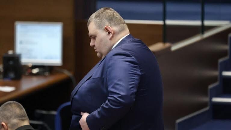 Босовете на ГЕРБ и ДПС -НеНе смениха тези на СИК и ВИС, а Слави продължава да им свири на ушенце, вместо в кръчмите, на първия ред в парламента