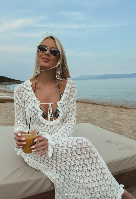 Бременната Натали и певицата Прея цъфнаха с еднакви тоалети (Едната си крие корема на плажа, другата се появи на сватба – Снимки)