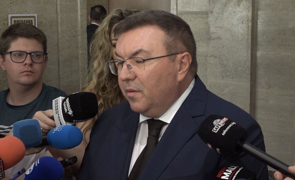 ГЕРБ почти си призна, че Даниел Митов не не техен министър, а Маша на Пеевски