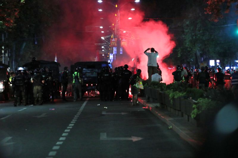 Голям антиправителствен протест в Белград, сблъсъци между студенти и полиция