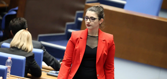 Лена представи списък на уроците по политика на „можачите“ от ГЕРБ