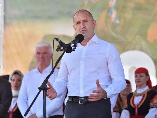 Само Той е! На терена срещу Борисов и Пеевски вече остана само Румен Радев!
