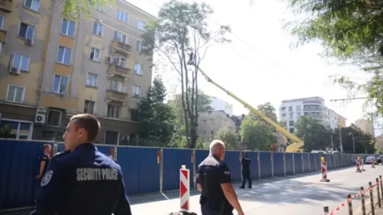 Сигнал до Narod.bg: „Трейс“ съсипа центъра на София, вижте издънките на „Опълченска“ (ВИДЕО)