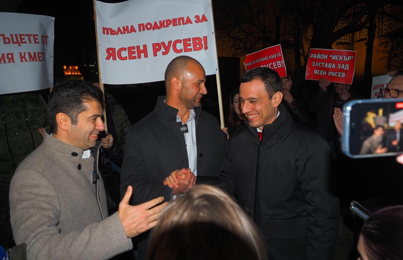 Хронология на измамата: Ясен Русев спретна фалшив протест с общински пари, приглася му провалът ПП-ДБ (5 клипа от охранителни камери)