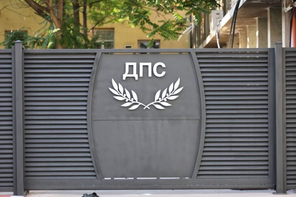 Шейх Шиши превърна държавния си палат на пъпа на София в непрестъпен бастион, достоен за латиноамерикански диктатор (Снимки)