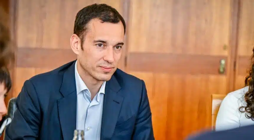 30 бона от джоба си: Васил Терзиев вкара частни детективи в кабинета си