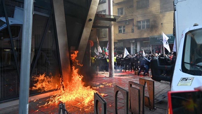 5 г. затвор грози феновете на „Възраждане“, запалили сградата на ЕК