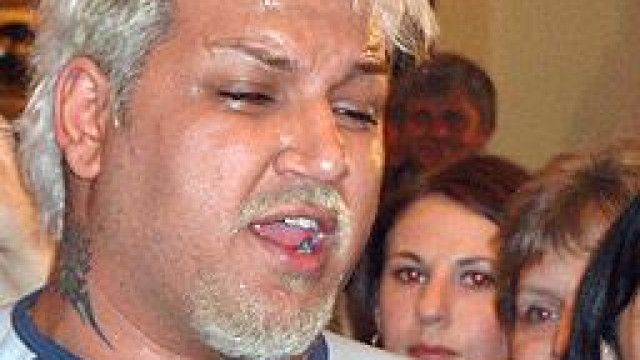 Азис пял в шкембеджийница, нямал стотинки за билетче за автобус