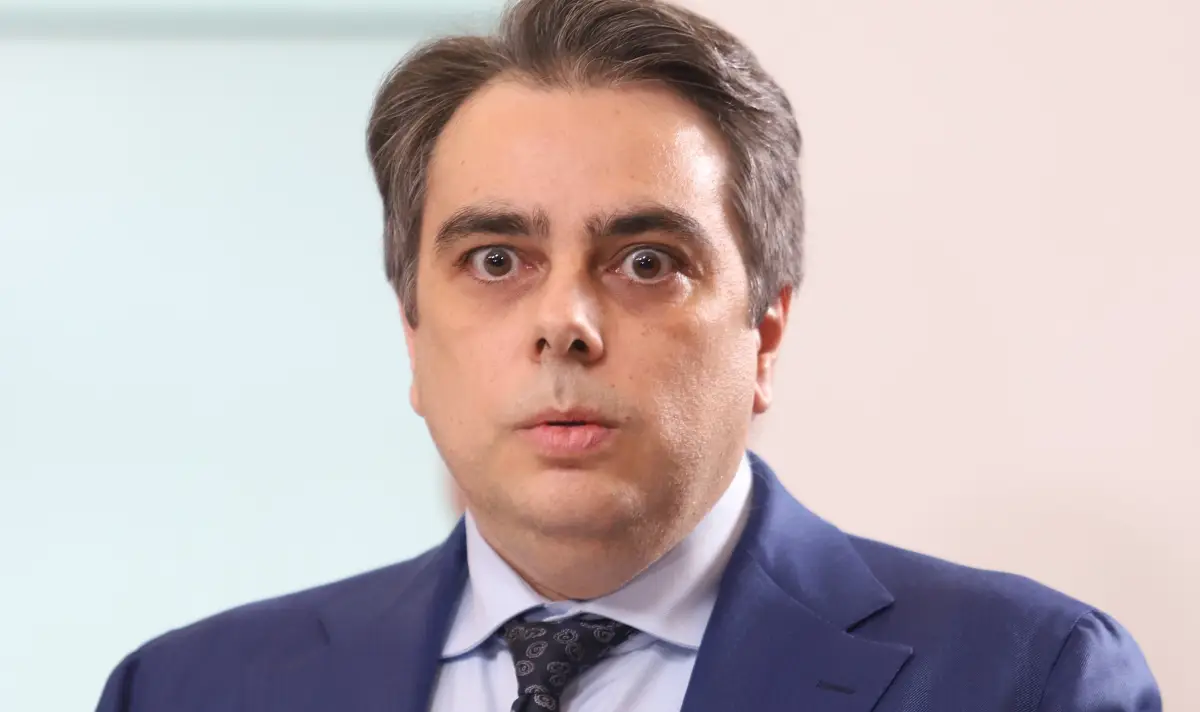 Асен Василев: Извън България Пеевски е Господин „Никой“. Борисов също