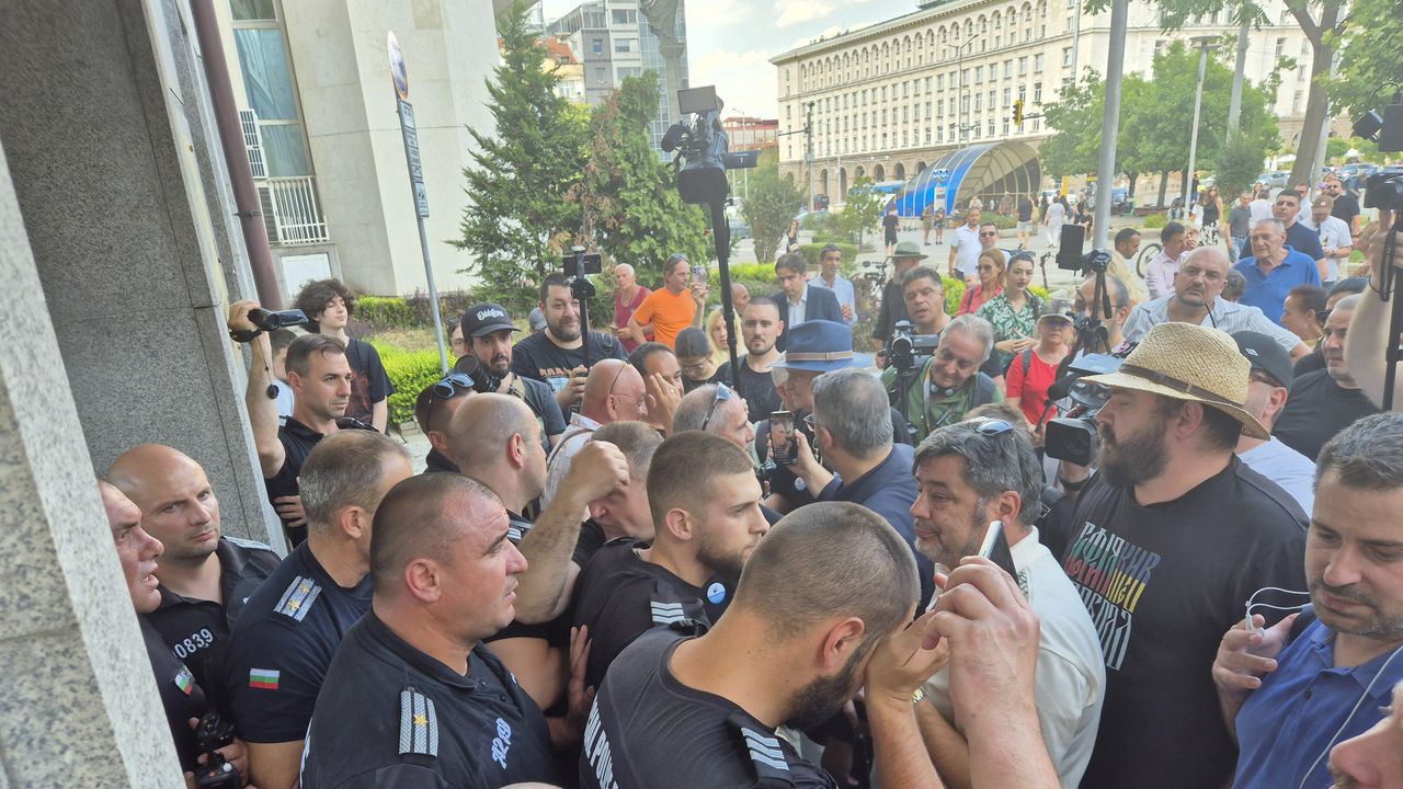 Водещите новини! Арестуваха протестиращ пред КПК. Бивш шеф в украинското МВР почина при загадъчни обстоятелства в Испания (и още…)