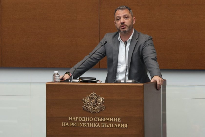 Делян Добрев за Нов български университет от пленарната трибуна: Плащаш си и накрая вземаш диплома