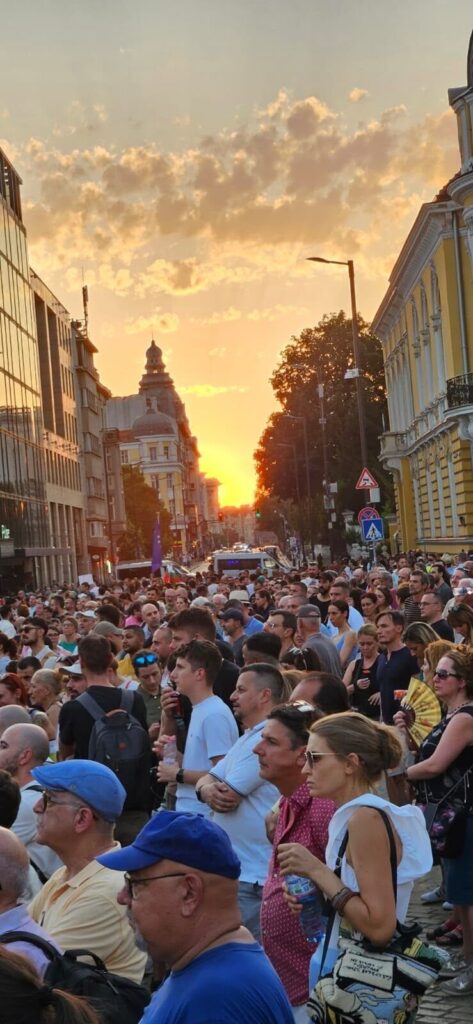 Десетки хиляди на рекорден протест срещу Пеевски и Сарафов в София и скандал между протестиращите и политиците и организаторите на протеста! (Снимки)