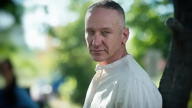 Деян Донков „лови“ с огледало Анна Кошко