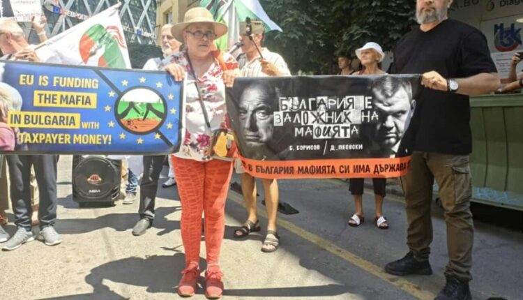 Жандармерия блокира „Раковска“, върви протест срещу еврото (СНИМКИ)