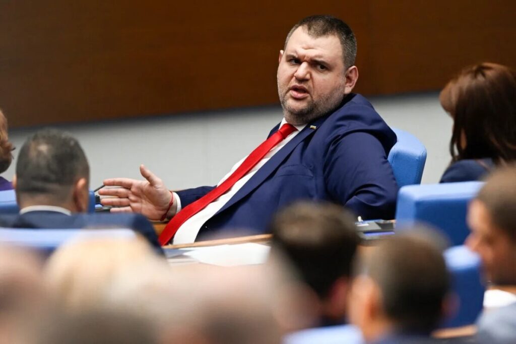Как е възможно доказан пред света корупционер да управлява България! Народ или мърша?