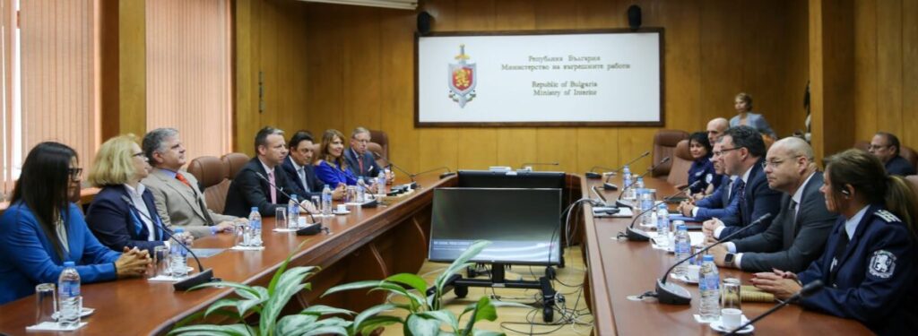 МВР купи от САЩ 14 хиляди бодикамери! Българите питат Посолството кога ще приберат Пеевски в Гуантанамо