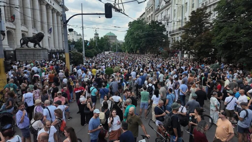 Пак е лято. Пак е жега. Пак Дебелото изпуши. Пак мощно протести. 2025, усеща се като 2013!