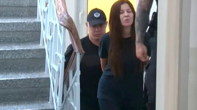Пияницата Дебора реве в ареста: Пуснете ме да си отида и да си гледам детето! (същото дете, което едва не затри къркана – ВИЖ ТУК)