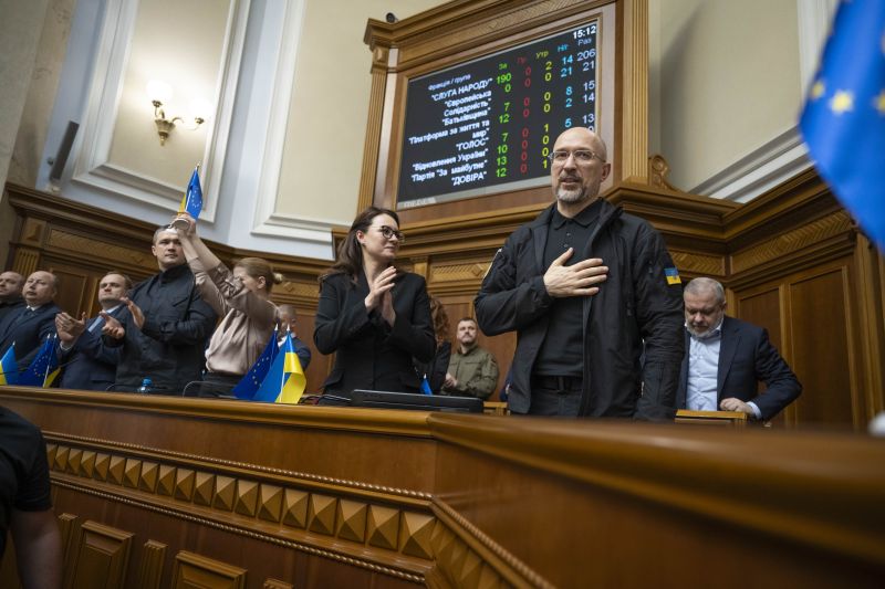 Юлия Свириденко и Денис Шмигал във Върховната рада.