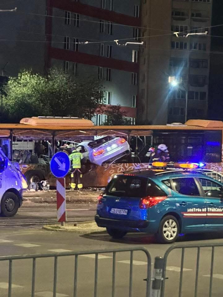 Вижте момента, в който 21-годишният шофьор се забива с аудито си в автобуса (видео)