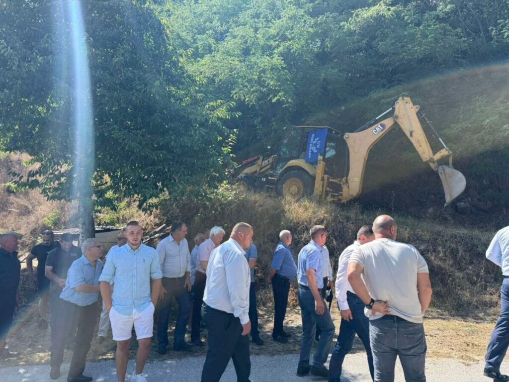 Гробницата на ДПС – Ново начало! “Гробница” в буквалния смисъл на думата и един багер с партийното знаме за 1/2 милион лева (Снимки)