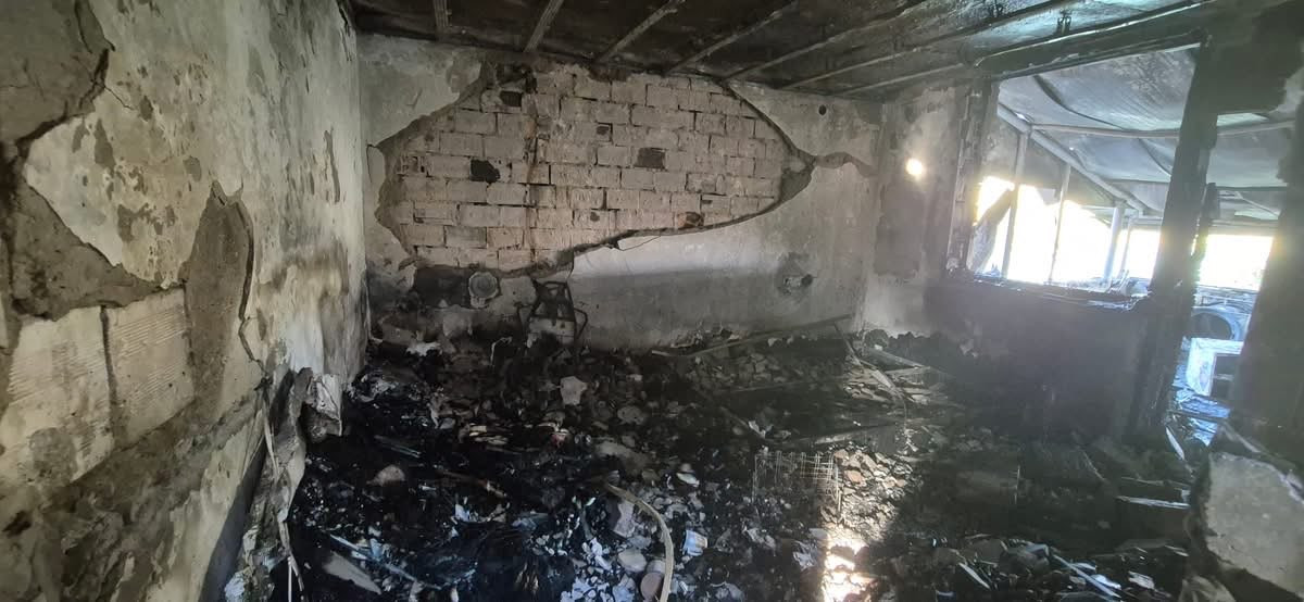 Жестока съдба: Пожар изпепели дома на майка с две деца, докато помага на други