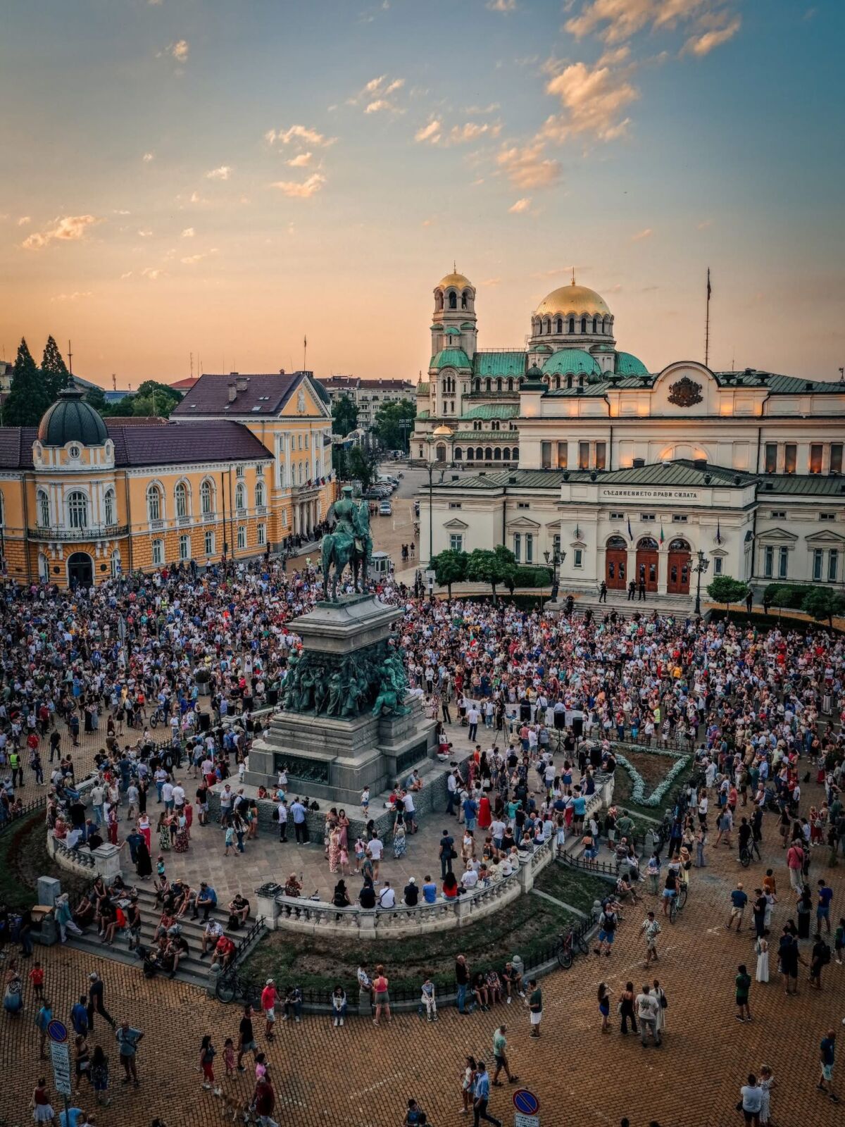 И Financial Times се захвана с КПК на Пеевски и протестите срещу него покрай корупцията на Зеленски!