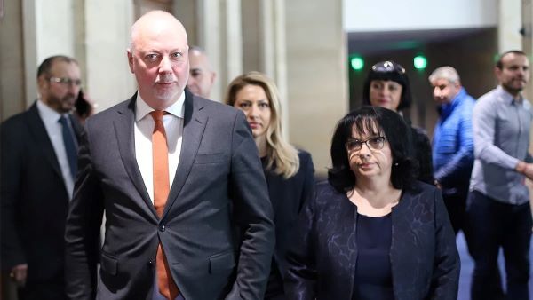 Лъсна нова измама с бюджета през юни! Властта натиснала банките да внесат предсрочно данъците си за догодина!