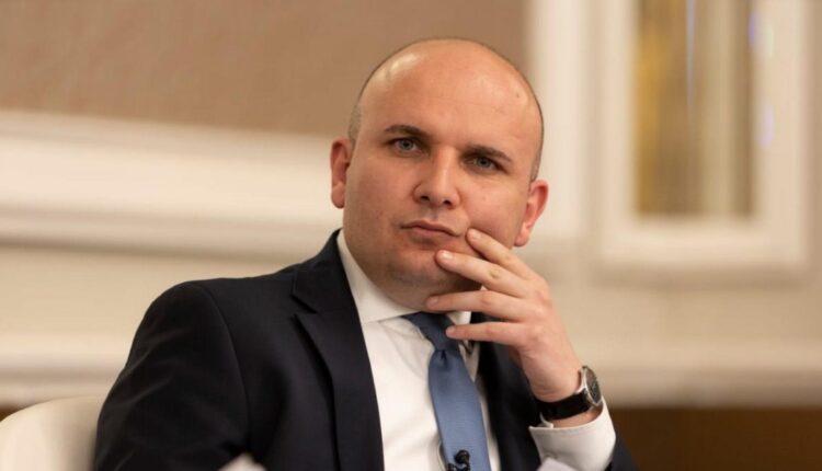 Любимец на Доган крие колко е изкарал от заплати в Брюксел