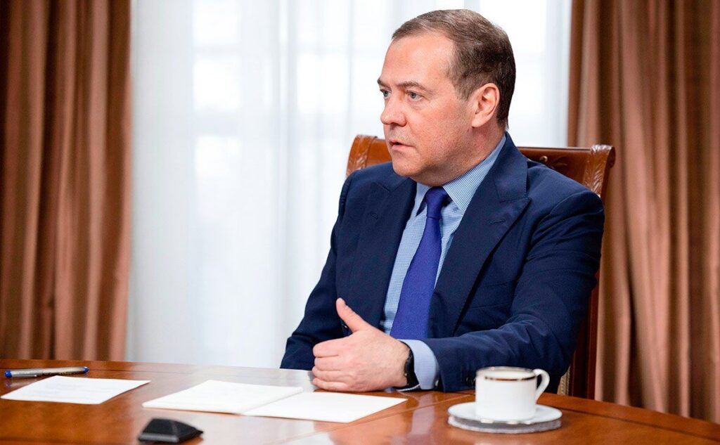 Медведев поиска Тръмп да прати американската армия срещу колумбийските наркокартели, които воюват в Украйна!