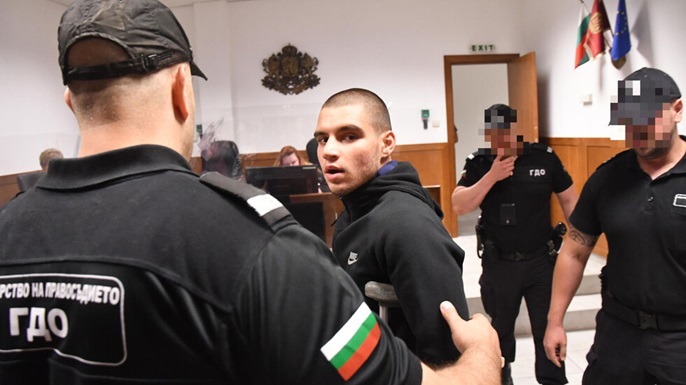Те го издирват, а той – на плаж: Прокурорският син от Перник засечен в Черноморец
