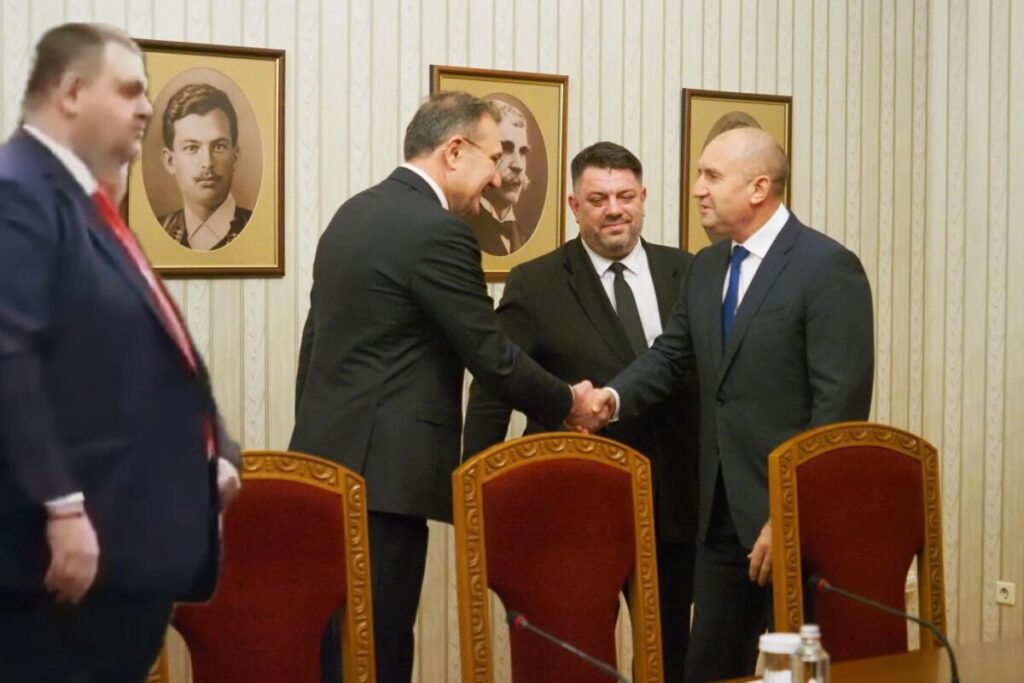 БСП се цепи! Пеевски заплаши да изгони двамата най-ресурсни министри, ако левите не го подкрепят срещу Румен Радев!