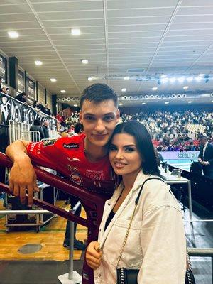Гаджето на Алекс Николов го надъхва с хайдушки песни и кръст между гърдите (СНИМКИ)