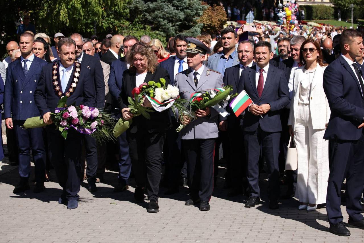 Депутати от ПГ на ДПС-НОВО НАЧАЛО почетоха Деня на Независимостта във Велико Търново