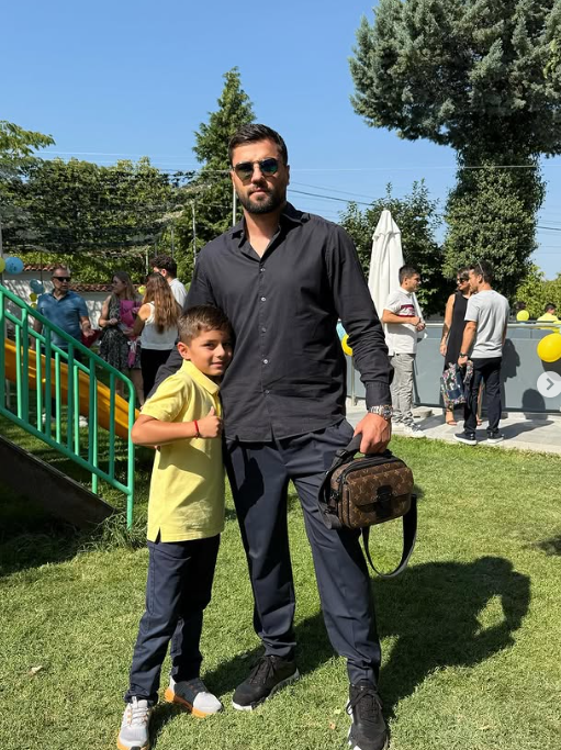Десислава изпраща малкия си син в първи клас (Събра се с баща му да подготвят Борис за училище – Снимки)