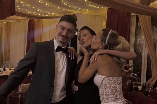 ЗАВАЛИЯТА!! Баджанаците на Иво Карамански до него на сватбата: Антоанет Пепе домъкна бившите си! (СНИМКИ)