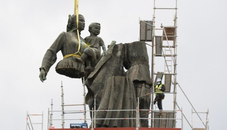 Изчезнаха части от Паметника на съветската армия