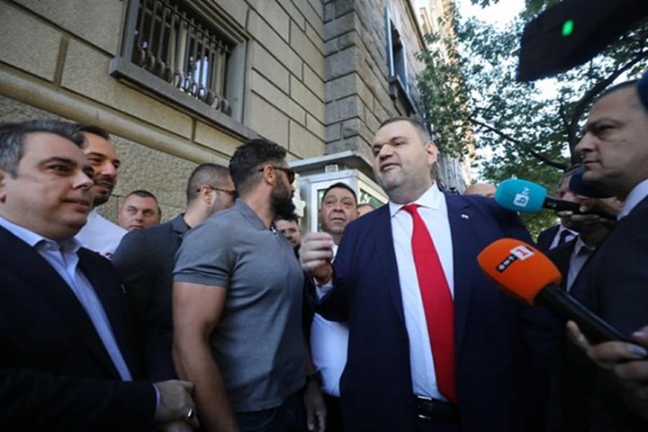 „Крадец, ограбил митниците“: Делян Пеевски отвърна на Кирил Петков