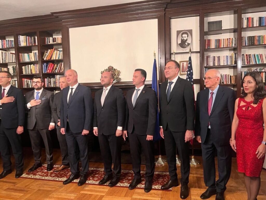 Мега скандал с Желязков в САЩ! В делегацията на правителството лъсна депутат на санкционирания по Магнитски Пеевски!