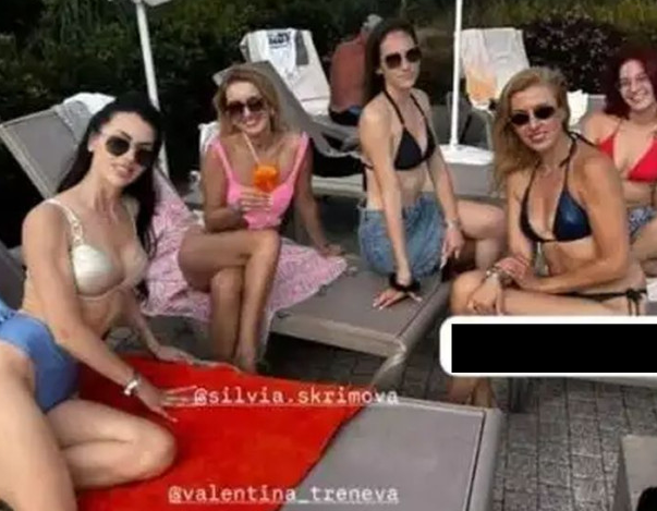 Помните ли я: Най-секси учителката Силвия събра погледи по бански в Поморие (Госпожата, която вече е Скримова показа яко тяло на плажа – Снимки)