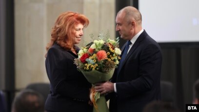 Радев застава зад Йотова за президент
