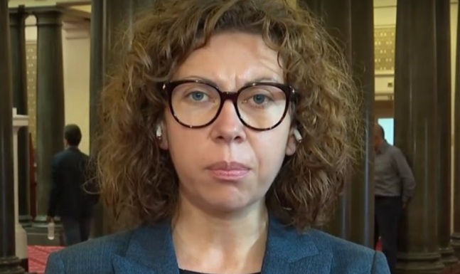 Щастие в ДСБ: Омъжената Криси Петкова опасно близка до ген. Атанас Атанасов