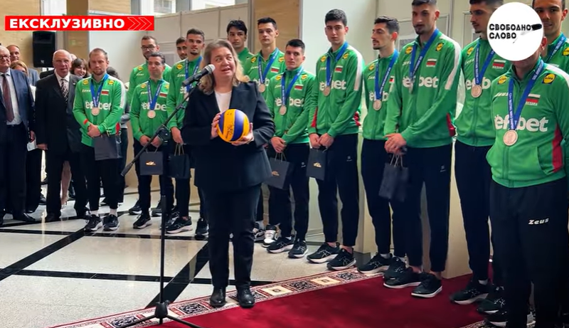 Ексклузивно! Депутатите посрещнаха на крака световните вицешампиони, волейболистите подариха топка на Киселова! (ВИДЕО)
