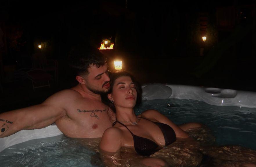 Карлос Насар награби гаджето в джакузи! Фенове: Внимавай! (СНИМКИ)