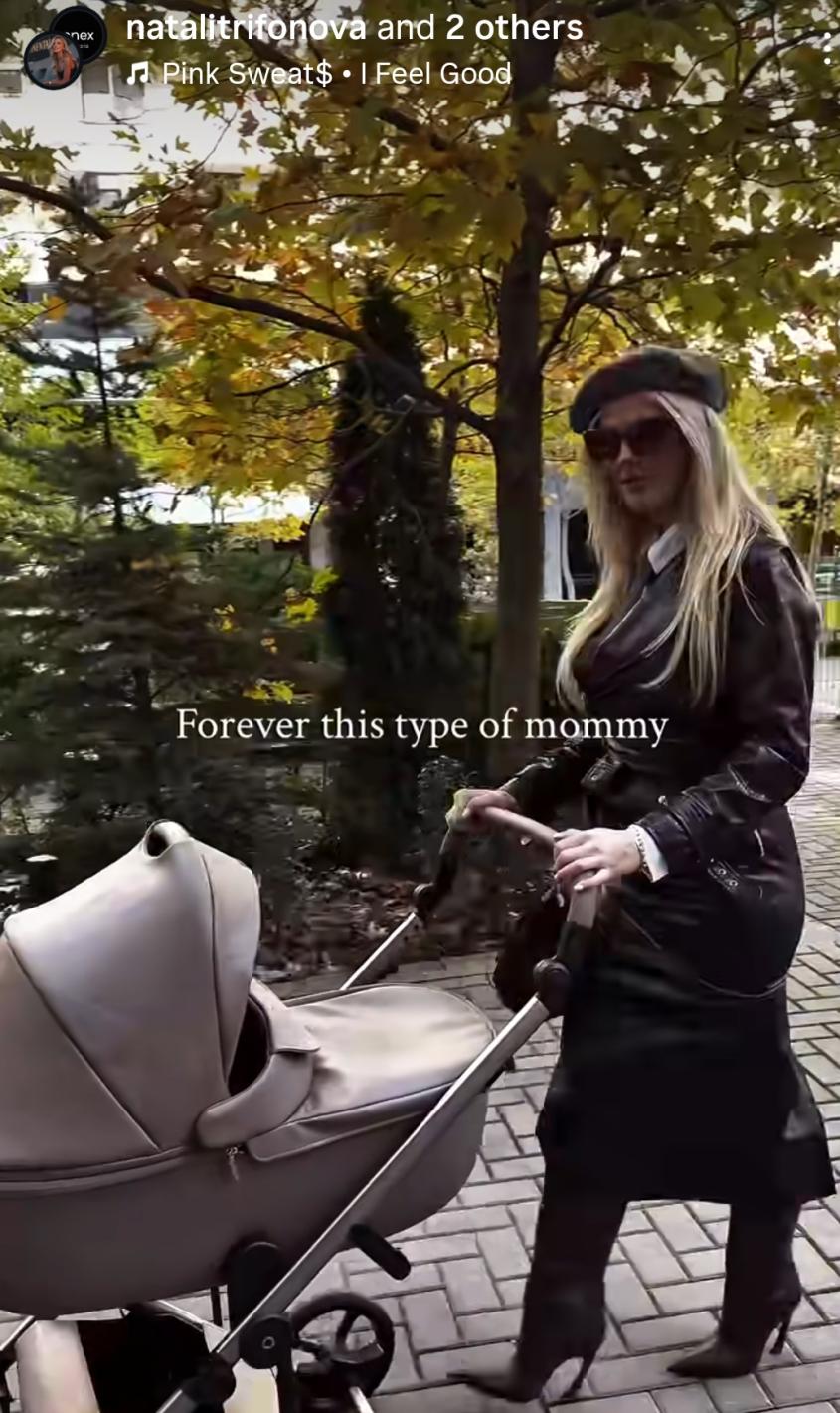 Натали Трифонова по минижуп разхожда бебето