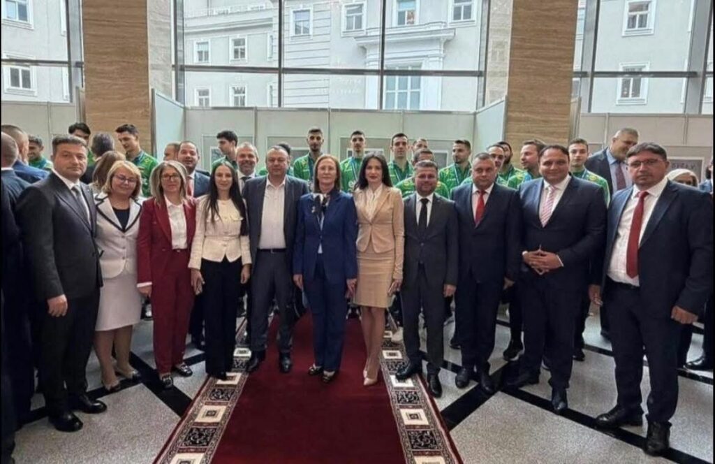 Няма как феноменалните ни волейболисти да не победят антропологически шишковците и Феномена от Новото начало!