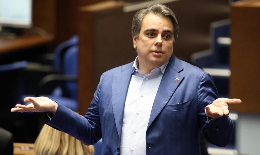 Какво прави Асен Василев на задната седалка с петролни босове?